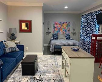 Cottage Suite 3 - Queen Bed Studio - Fort Payne - Bedroom