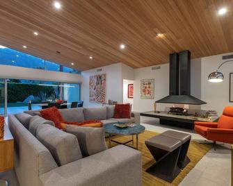 Updated Mid-Century with Pool/Spa, Firepit, Outdoor Shower and Mountain Views - Palm Springs - Σαλόνι