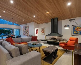 Updated Mid-Century with Pool/Spa, Firepit, Outdoor Shower and Mountain Views - Palm Springs - Vardagsrum