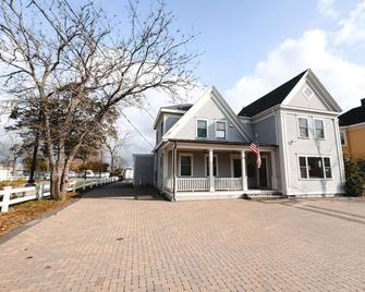 Water Access 5-Bed 2-Bath Retreat - Barnstable - Gebäude