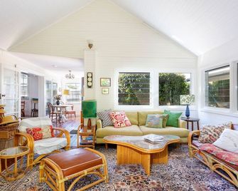 Witts Oasis Two Traditional Tea Gardens - Tea Gardens - Living room