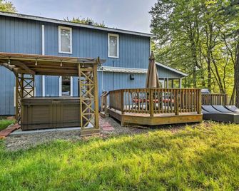 Lake Harmony Resort Home w/ Deck + Fire Pit! - Lake Harmony - Building