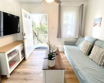 Hidden Gem with Hot Tub and Parking - 4 Guests - سان دييغو - غرفة معيشة