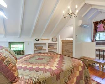 Restored Buchanan Log Cabin on 9-Mile Creek! - Buchanan - Bedroom
