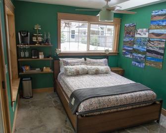 Cozy Secluded South Lake Tahoe Riverfront Getaway for 2, Incredible Private View - Markleeville - Bedroom