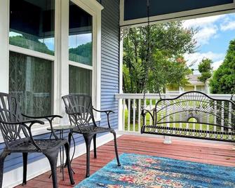Blueberry Bungalow - Locally Run! Enjoy our PS5! - Taylor - Patio