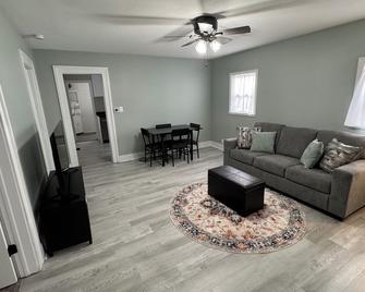 Charming House on Spruce - Creston - Living room