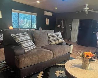 Tucson Studio. Private, W/D, garage. 40% off 28+ days, June-December. - Tanque Verde - Sala de estar