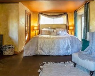 European Style Straw Bale Retreat - Ashland - Habitación