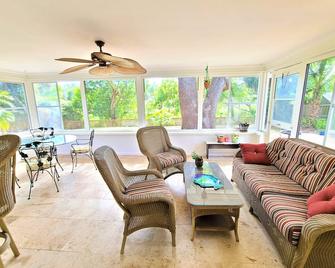 Casabreeze Cozy Creek House/Irb&clearwater Beach! - Largo - Living room