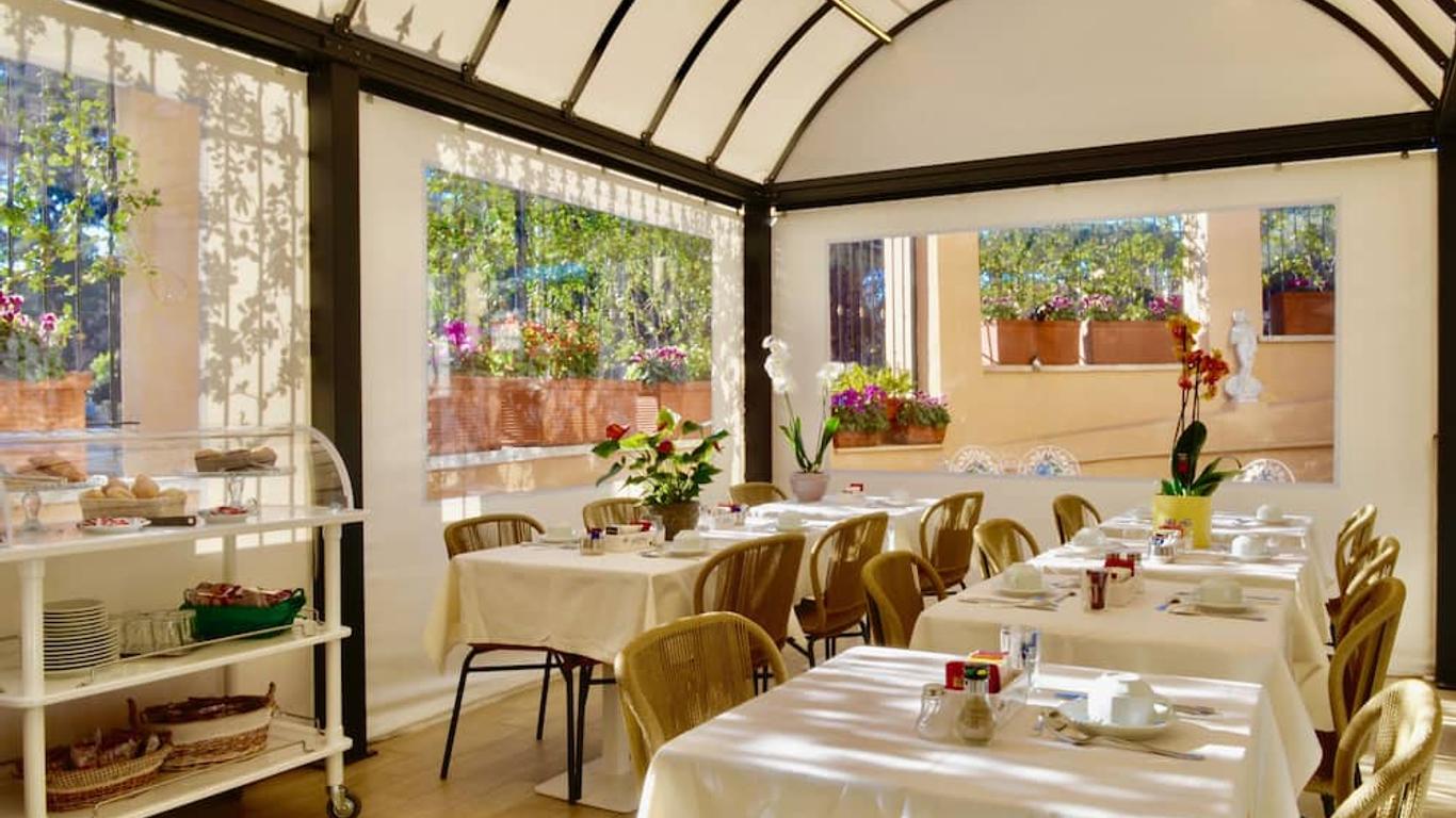 سوريري هوتل