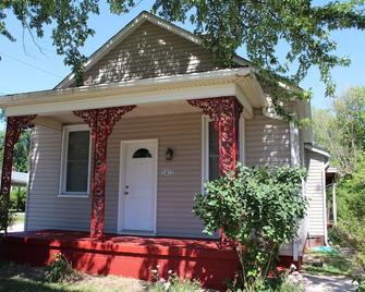 Discounted Winter Rates! Remodeled 2 Br Cozy Home With A Stl Cardinals Theme. - Belleville - Building