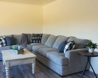Wine Country Cute & Cozy home in Downtown Murrieta 30 day rental - Murrieta - Sala de estar
