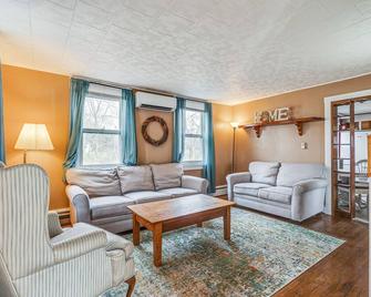 Quiet Port Royal Home with Deck, Near Juniata River! - Mifflintown - Living room