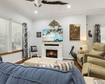 Pelican Place is a Waterfront Home on Historic First St on the Gulf of Mexico - Cedar Key - Sala de estar