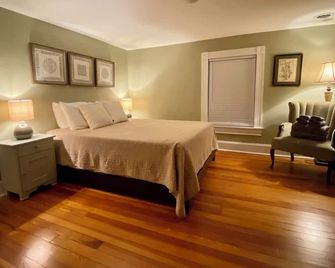 Family-friendly, thoughtfully modernized, historic home in Harpers Ferry. - Harpers Ferry - Bedroom