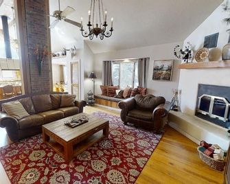 Thorne's Downtown Delight - In Town - 1/2 Block Off Of Main Street - Wifi - Sate - Red River - Living room