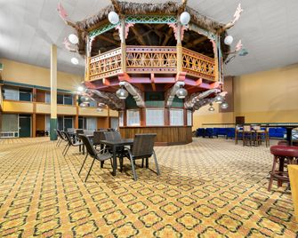 Clarion Inn and Suites Convention Center Kearney - Kearney - Bar