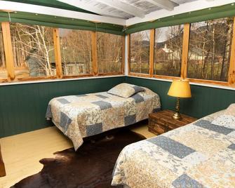 Trail's End Inn - Keene Valley - Bedroom