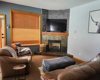 Bright End unit Townhome, priv. hot tub, 2 parking, ski in/out, close village - Big White - Sala de estar