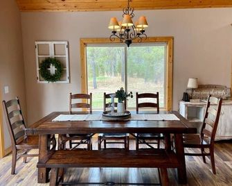 Spacious Mountain Cabin w/ Hot Tub & Bunkhouse - Donnelly - Dining room