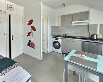 Le Lumineux Studio 6 Face Gare Wifi Gratuit et à Deux pas du Centre Ville ! - Evreux - Kuchyň