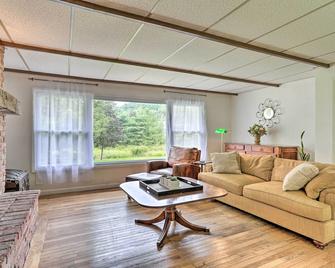 Spacious Sullivan County House with Fire Pit - Hurleyville - Salon