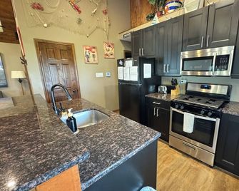 2 Bedroom Sleeps Up To 6 With Boat Slip MAX. 18' power trim only! Dogs Welcome! - Delavan - Keuken