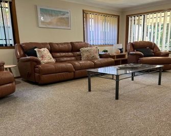 Peaceful In Perrumba - Hawks Nest - ห้องนั่งเล่น