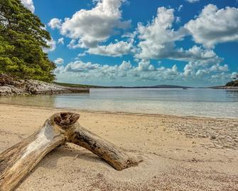 Eco House Casa Grigia Zabodarski Beach - Happy Rentals - Čunski - Bãi biển