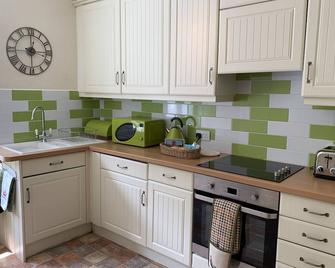 Postmans Rest, second floor apartment, Lynmouth with private parking - Lynmouth - Kitchen