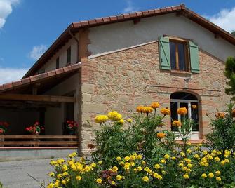 Pool, family rooms, breakfast - Seysses-Savès - Edificio