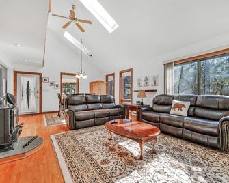 Jim Thorpe, Bear Creek Lake, Cozy 3Br family friendly home- EV charging outlet - Jim Thorpe - Living room