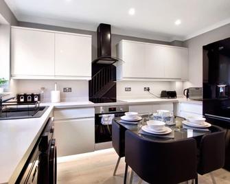 Spotless Two-Bedroom Home with Garden and Parking - Stevenage - Kitchen