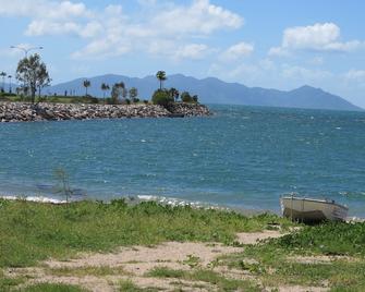 Casual Lodge Unit 4 - Nelly Bay - Strand