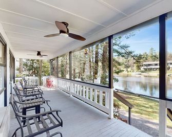 Dog-friendly lakefront condo with pool, canoes, & WiFi - in a perfect location - Flat Rock - Balcony