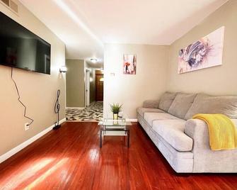 Charming home prime location! - Memphis