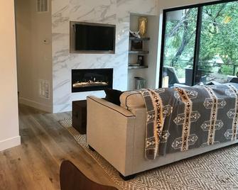 New 2018 Next to Virgin River and town shuttle stop 2 miles ZNP main entrance - Springdale - Living room