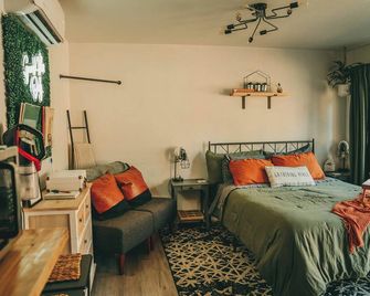 Tiny Cabin in the Woods | Hot Tub & Alpaca Rescue - Grants Pass - Bedroom