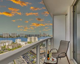 Luxurious Beach Resort Balcony - Sunny Isles Beach - Balkon