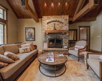 Wilderness Club Chalet - Hot Tub | Game Room - Eureka - Living room