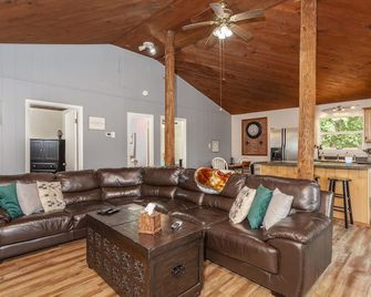 Private Mountaintop Cabin w/ Views! (Pet Friendly) - Stanley - Living room