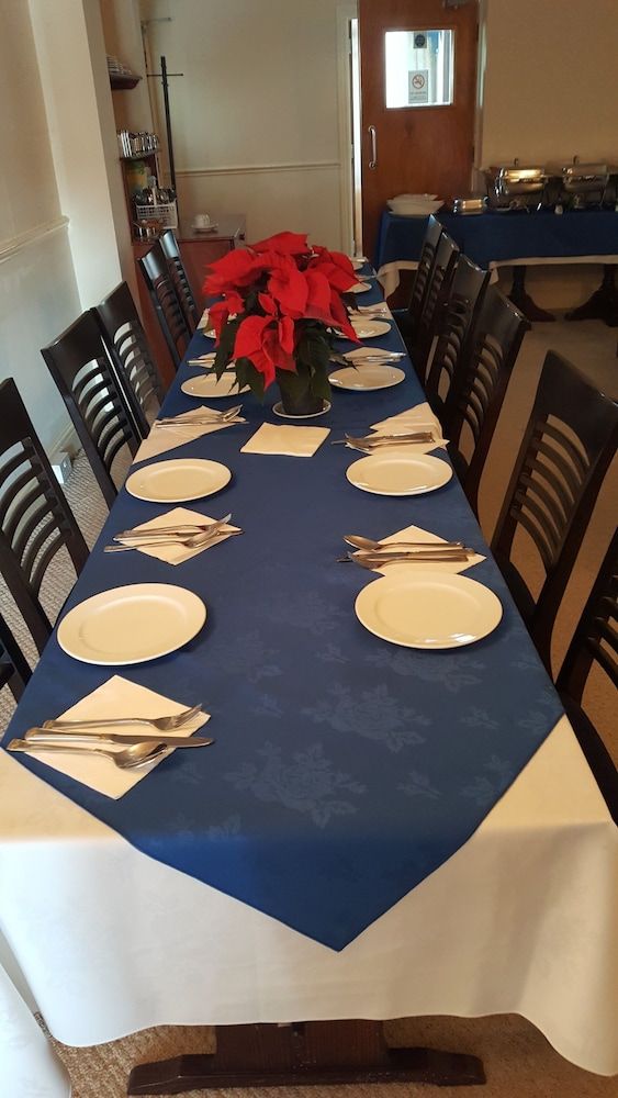 آيربورت جيست هاوس - سلاو - غرفة طعام