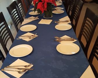 آيربورت جيست هاوس - سلاو - غرفة طعام