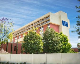 Ontario Airport Hotel & Conference Center - Ontario - Building
