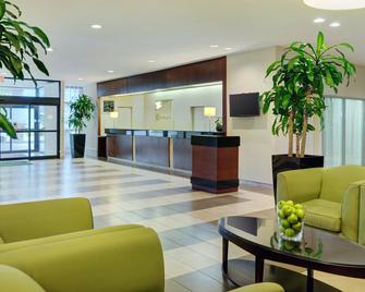 Holiday Inn Burlington Hotel & Conference Centre, An IHG Hotel - Burlington - Front desk