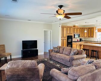 Spacious ranch-style home - Mountain View - Living room