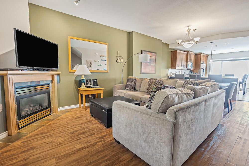 Spacious Townhome - Great for bigger groups! - ורנון - סלון