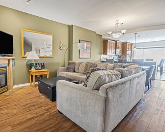Spacious Townhome - Great for bigger groups! - Vernon - Olohuone