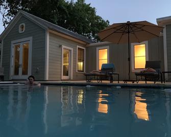 Charming victorian, walking distance to downtown, restaurants, and wineries. - Saint Helena - Pool